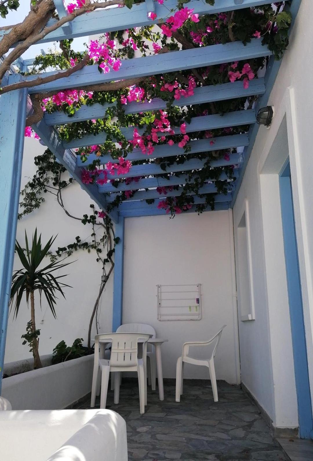 Vocamvilia Apartments Kamari  Exterior photo